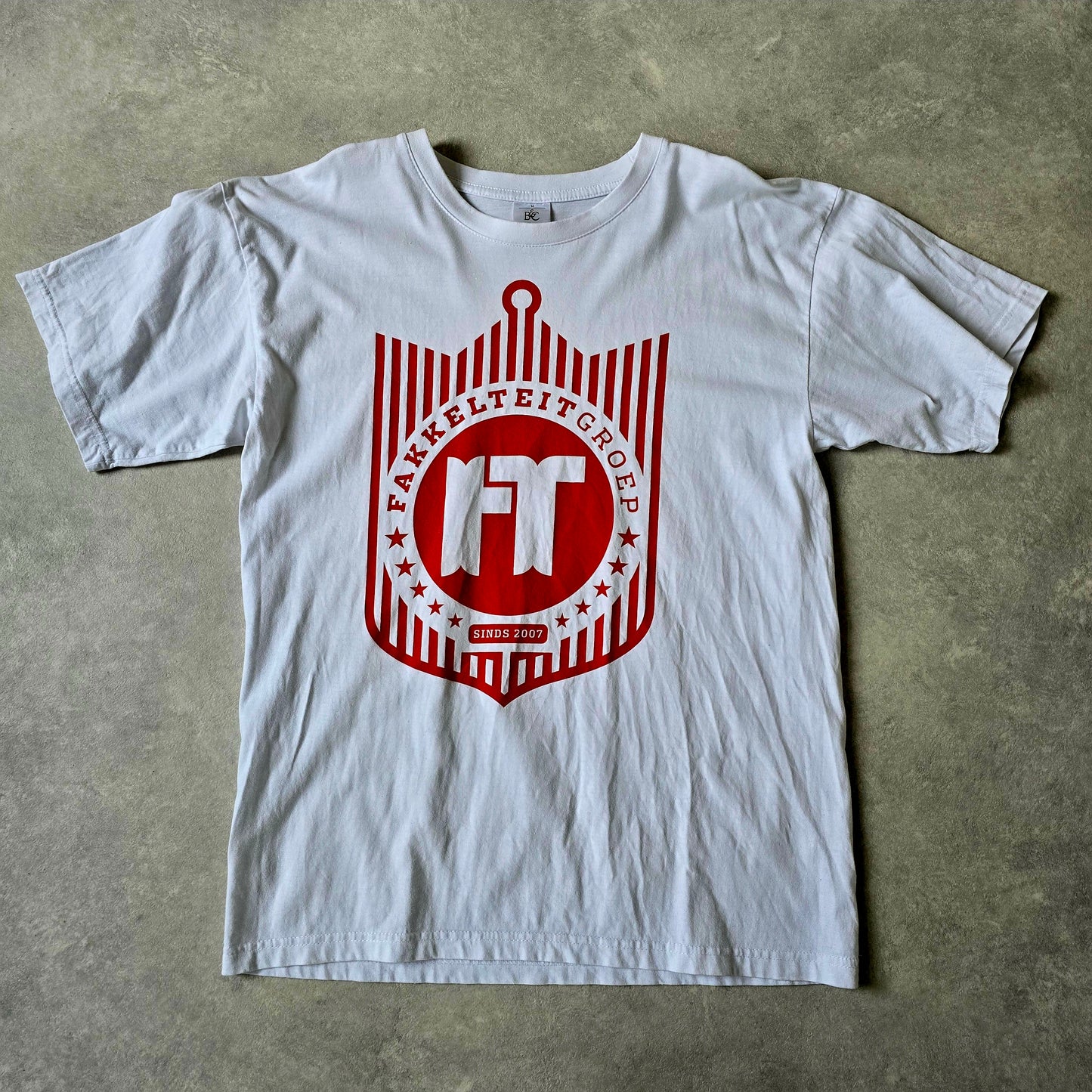 FAKKELTEIT T-SHIRT WIT/ROOD MAAT M PRE-OWNED
