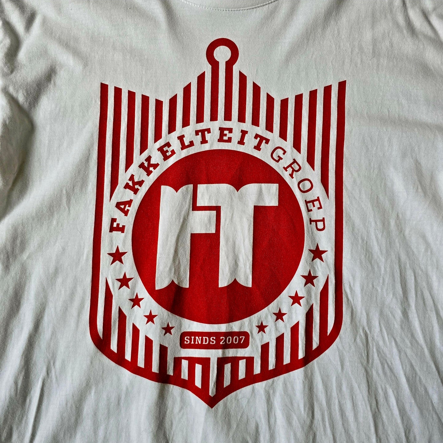 FAKKELTEIT T-SHIRT WIT/ROOD MAAT M PRE-OWNED