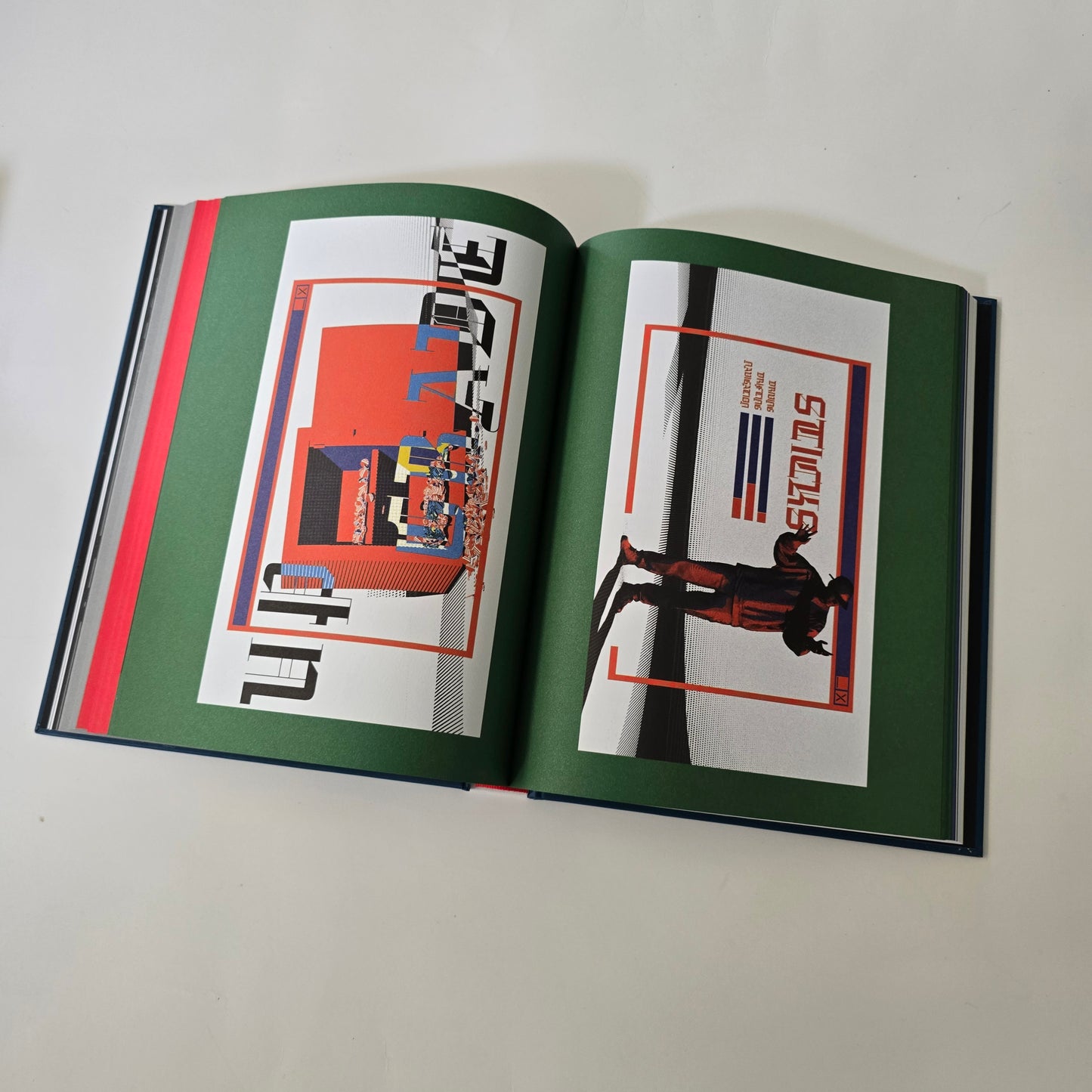 STICKS - GRIJNZEN NAAR DE GODEN, BOEK -NEW!-