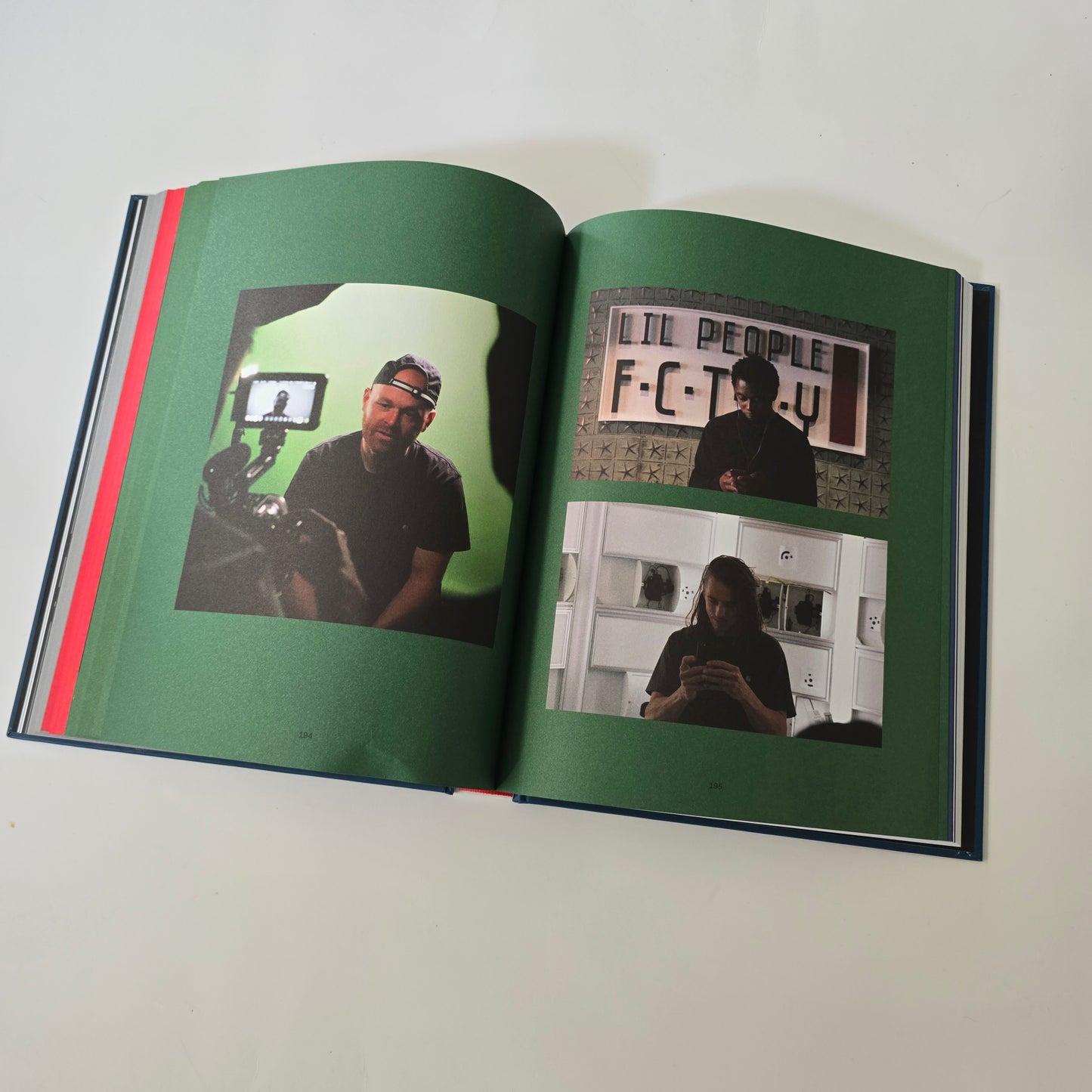 STICKS - GRIJNZEN NAAR DE GODEN, BOEK -NEW!-