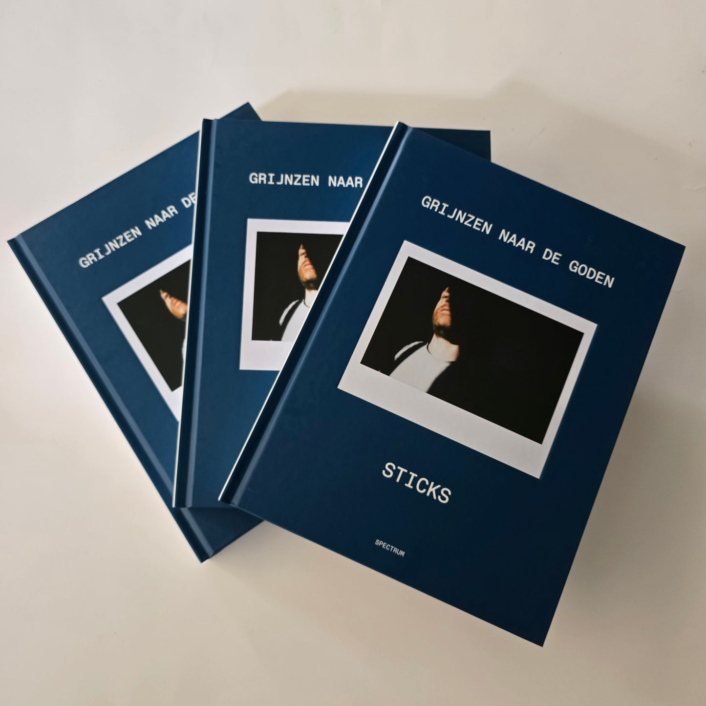 STICKS - GRIJNZEN NAAR DE GODEN, BOEK -NEW!-