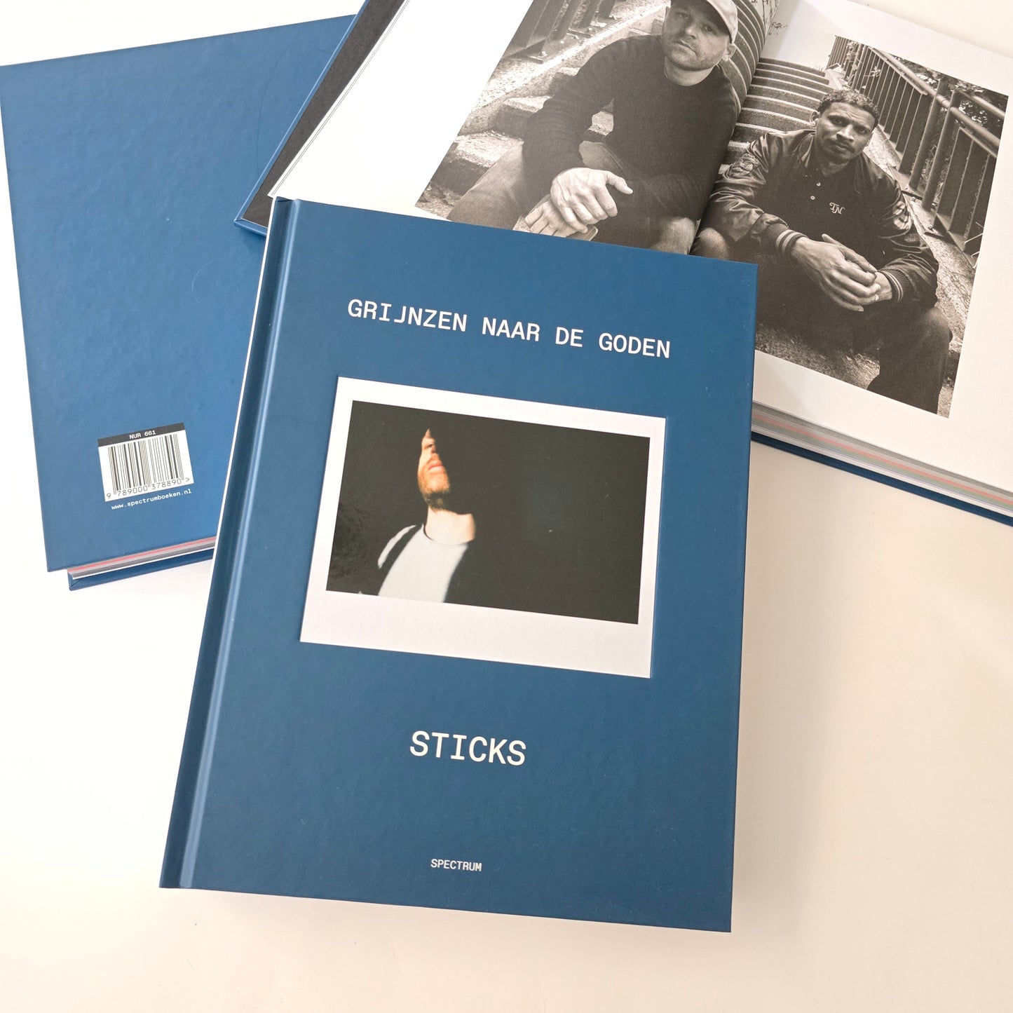 STICKS - GRIJNZEN NAAR DE GODEN, BOEK -NEW!-