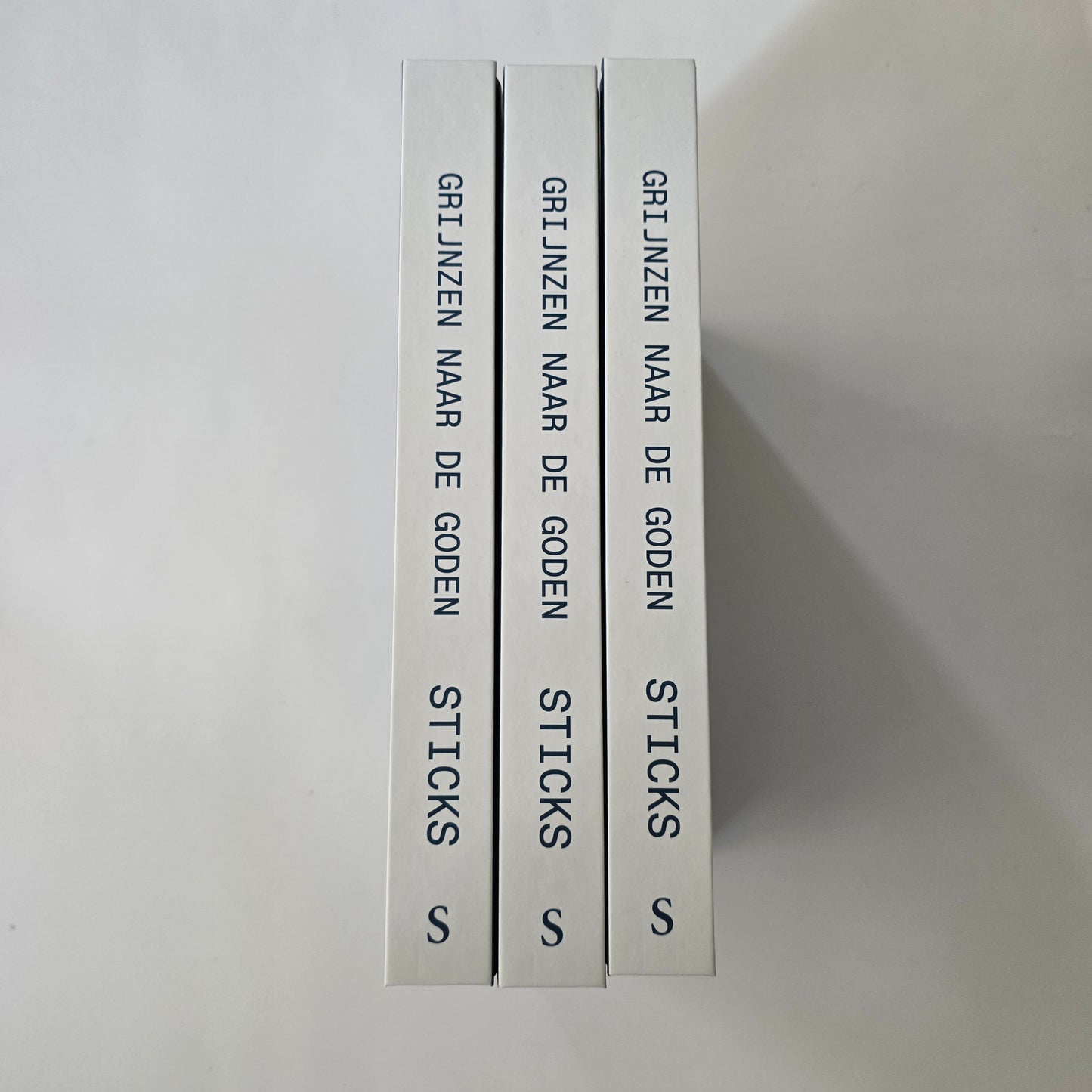 STICKS - GRIJNZEN NAAR DE GODEN, BOEK -NEW!-